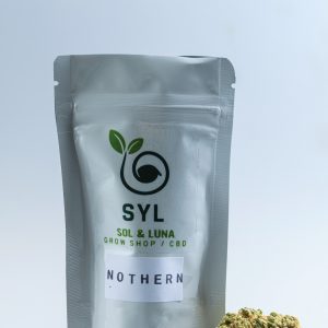 Cultivada en interior hidropónico. Presenta aromas a pino y terroso. Buena densidad de flor. Color verde claro y con muchos cristales. Cuando miras una flor de NORTHERN LIGHTS no puedes dejar de estar encantado por su candor, su color tan claro que la hace casi blanca. Esta característica viene dada por la enorme cantidad de resina que rodea los brotes superiores. No puede faltar en tu despensa.