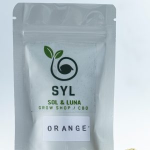 Cultivada en interior hydroponico. Estamos muy contentos de anunciar la llegada de la Orange Bud CBD a Sol y Luna. Por fin ha llegado la versión CBD de la famosa genética Orange Bud. Sin lugar a duda ésta es una de las flores de CBD más valoradas y apreciadas del mercado. La variedad Orange Bud CBD se consigue cultivar de manera que se utilizan semillas certificadas por la Unión Europea. Se trata de un cultivo de interior en hidroponia que consigue unos cogollos de gran tamaño y muy compactas con flores de un color verde muy claro. Se trata de una de las flores de CBD con mayores adeptos en el sector por su aroma. El aroma cítrico es inconfundible y recuerda al de las variedades “Skunk; de semillas feminizadas de “marihuana tradicional”. Pero tranquilo, no tienes de que preocuparte; se trata de flores de CBD que carecen de efectos psicotrópicos. El precio de estas flores, teniendo en cuenta su gran calidad, es un autentico espectaculo.