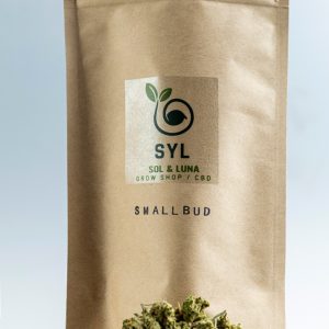 El producto cogollos y flores CBD pequeños es una de las novedades en el catálogo de Sol y Luna  CBD con un precio atractivo para todos los bolsillos. Este producto reúne todos los aspectos positivos de nuestras genéticas indoor y greenhouse. En este caso se recogen los cogollos y flores CBD más pequeños de todas las plantas de cannabis legal de CBD en este caso de la variedad BZQuen de glasshouse, para traeros un producto con una calidad igual a todas las variedades de Sol y Luna CBD a un precio más asequible.